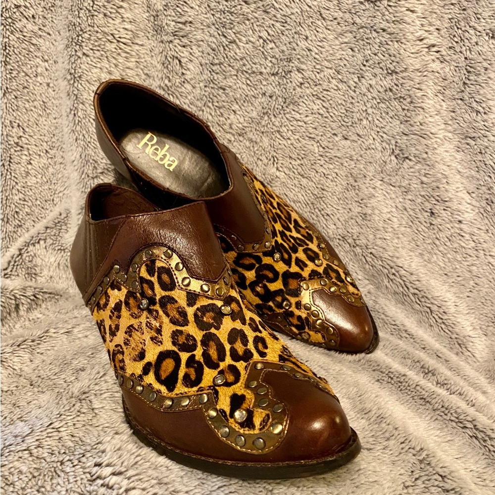 Reba. Brown Leather Western Ankle Booties Cowhide Leopard Fur Print & Stone. 8M.